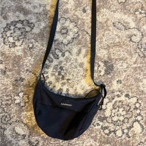 Lululemon sling 2L